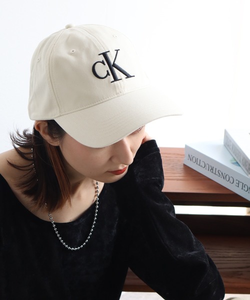 Calvin Klein(カルバン・クライン)の「【Calvin Klein/カルバンクライン】LARGE MONOGRAM EBBROIDERY BASEBALL CAP/ビッグ刺繍ロゴ コットンツイルキャップ(キャップ・メンズ・オフホワイト/ブラック/ブラウン系・FREE/ONE SIZE)」の19枚目の写真