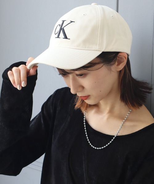 Calvin Klein(カルバン・クライン)の「【Calvin Klein/カルバンクライン】LARGE MONOGRAM EBBROIDERY BASEBALL CAP/ビッグ刺繍ロゴ コットンツイルキャップ(キャップ・メンズ・オフホワイト/ブラック/ブラウン系・FREE/ONE SIZE)」の20枚目の写真