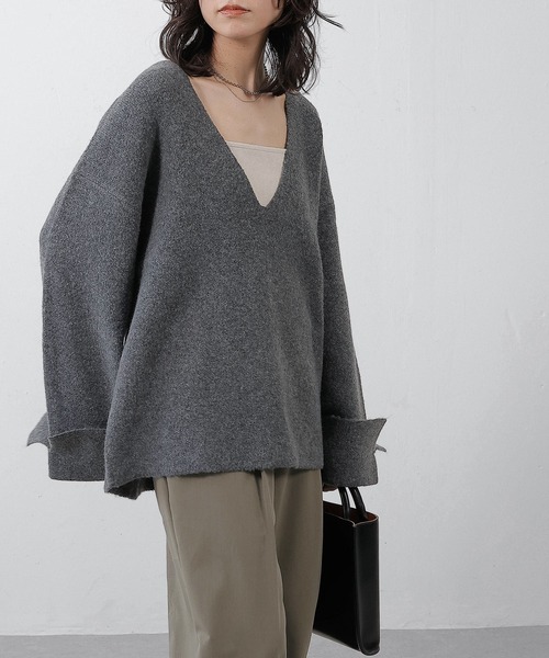 en CAnAF(エンカナフ)の「【大人の余裕とこなれ感】深Vネックワイドスリーブオーバーニット(ニット/セーター・レディース・チャコールグレー/ブラック/ベージュ/ブラウン・M)」の3枚目の写真