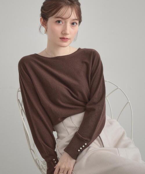 couture brooch(クチュールブローチ)の「【大人上品・通勤・前後2WAY】バックパール調ドルマンニット(ニット/セーター・レディース・ワインレッド/アイボリー/ブラック/ダークブラウン・42/38/36)」の4枚目の写真
