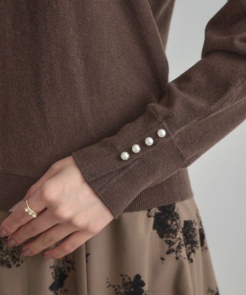 couture brooch(クチュールブローチ)の「【大人上品・通勤・前後2WAY】バックパール調ドルマンニット(ニット/セーター・レディース・ワインレッド/アイボリー/ブラック/ダークブラウン・42/38/36)」の8枚目の写真
