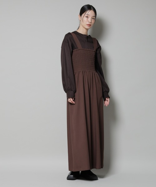 NANO universe（ナノユニバース）の「シャーリングサロペット（サロペット/オーバーオール・レディース・ブラック/ブラウン/ベージュ・FREE）」の2枚目の写真