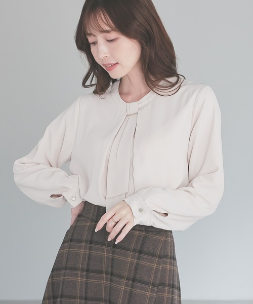 GLACIER lusso(グラシアルッソ)の「【Warmブラウス】ボウタイウォームブラウス(シャツ/ブラウス・レディース・ネイビー系/ホワイト×ブラック/グレイッシュベージュ/ブルーグリーン・L/LL/M/S)」の1枚目の写真