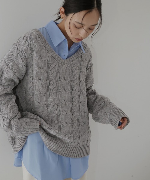 ケーブルVネックニットプルオーバー（ニット/セーター）｜hellam（へ