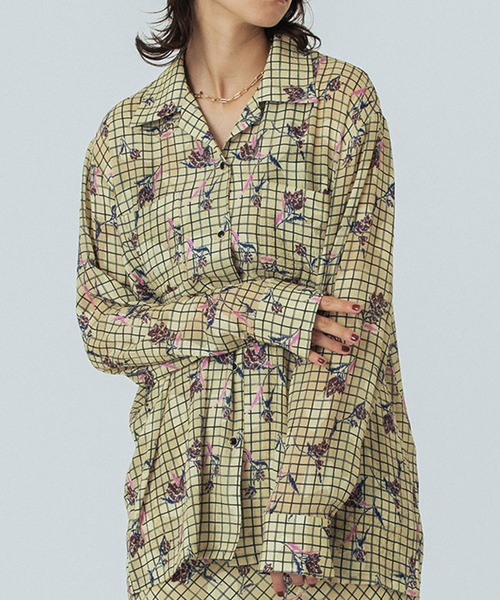 ROSE BUD(ローズバッド)の「(CREOLME)FLOWER PRINT SHIRT(シャツ/ブラウス・レディース・イエロー/ブラック・ONE SIZE)」の2枚目の写真