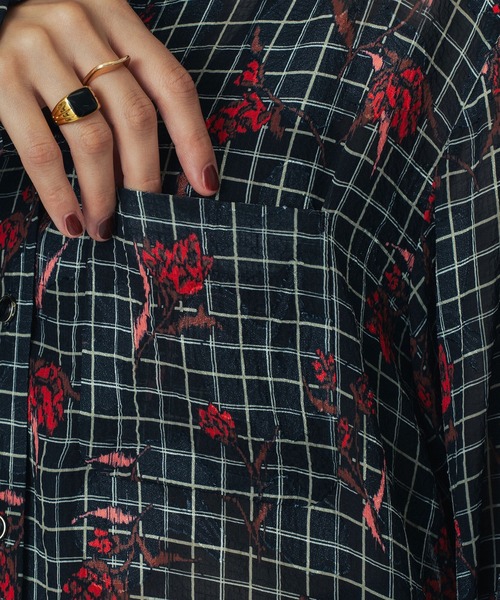 ROSE BUD(ローズバッド)の「(CREOLME)FLOWER PRINT SHIRT(シャツ/ブラウス・レディース・イエロー/ブラック・ONE SIZE)」の16枚目の写真