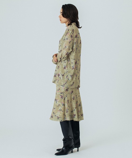 ROSE BUD(ローズバッド)の「(CREOLME)FLOWER PRINT SHIRT(シャツ/ブラウス・レディース・イエロー/ブラック・ONE SIZE)」の6枚目の写真