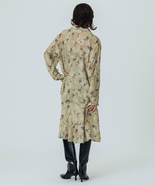 ROSE BUD(ローズバッド)の「(CREOLME)FLOWER PRINT SHIRT(シャツ/ブラウス・レディース・イエロー/ブラック・ONE SIZE)」の4枚目の写真