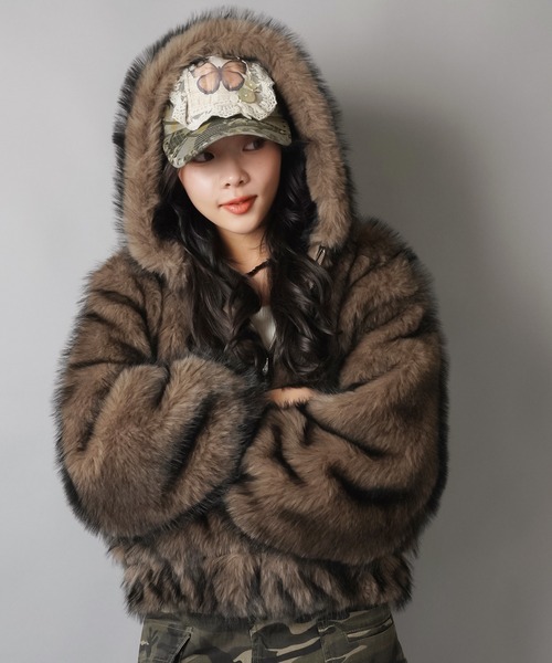 SPINNS（スピンズ）の「ボリューム感がかわいすぎ！高見えフェイクファーブルゾン/コート/フード付き（ブルゾン・レディース・ベージュ/ブラウン/グレー・ONESIZE）」の17枚目の写真