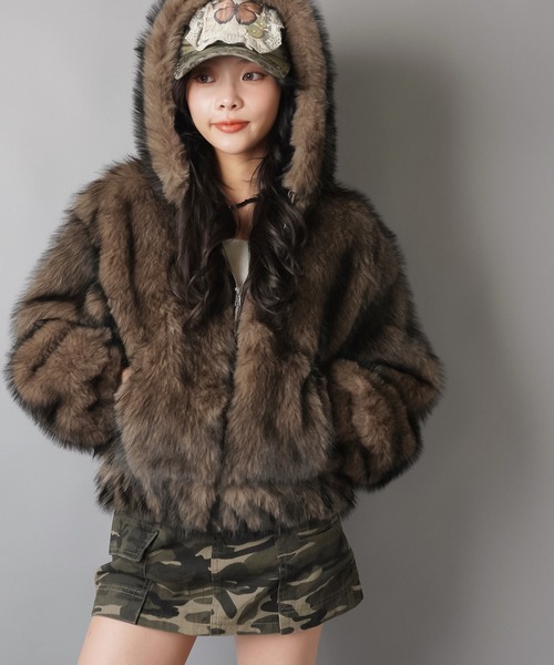 SPINNS（スピンズ）の「ボリューム感がかわいすぎ！高見えフェイクファーブルゾン/コート/フード付き（ブルゾン・レディース・ベージュ/ブラウン/グレー・ONESIZE）」の16枚目の写真