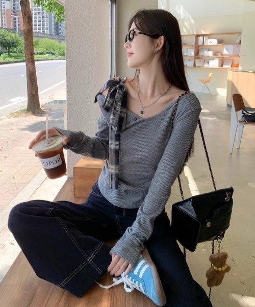 Vini(ヴィニ)の「ショルダーリボンニット(Tシャツ/カットソー・レディース・グレー・ONESIZE)」の2枚目の写真