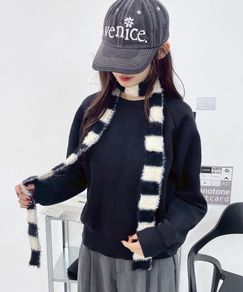 WEGO(ウィゴー)の「WEGO/ボーダーシャギーニットナローマフラー(マフラー・レディース・ブラック/ブルー/ブラウン/ピンク・FREE)」の2枚目の写真