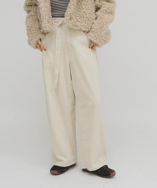 KBF(ケイビーエフ)の「コーデュロイストレートパンツ(その他パンツ・レディース・アイボリー/ネイビー・38/36)」の4枚目の写真
