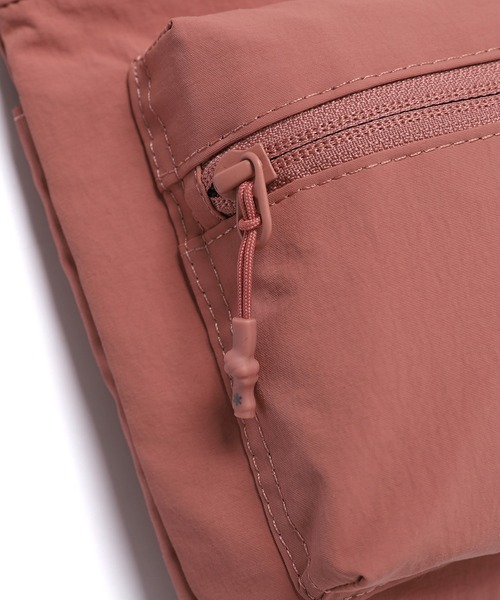 Snow Peak（スノーピーク）の「Snow Peak / Cample Mini Sacoche カンプル ミニサコッシュ 海外限定（ショルダーバッグ・レディース・ライトベージュ/サーモンピンク・ONE SIZE）」の16枚目の写真