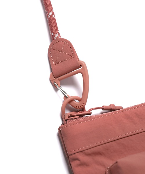 Snow Peak（スノーピーク）の「Snow Peak / Cample Mini Sacoche カンプル ミニサコッシュ 海外限定（ショルダーバッグ・レディース・ライトベージュ/サーモンピンク・ONE SIZE）」の17枚目の写真