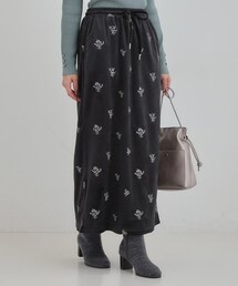 Cutie Blonde | 大人な小花柄が魅力の 刺繍ベロア調ナロースカート(スカート)