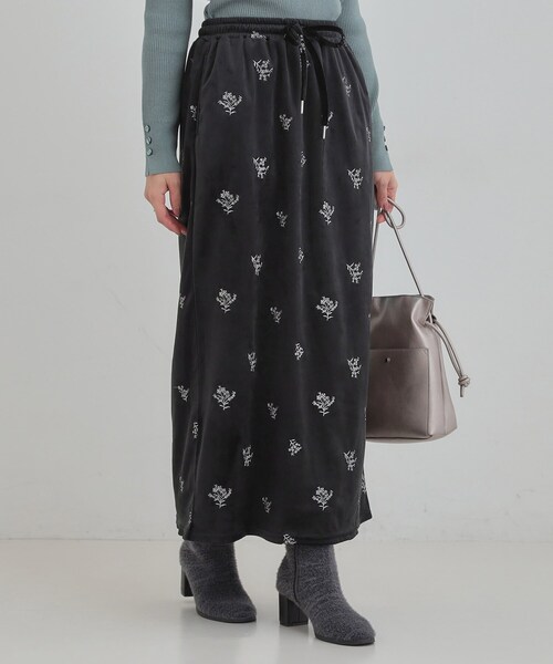 Cutie Blonde（キューティーブロンド）の「大人な小花柄が魅力の 刺繍ベロア調ナロースカート（スカート・レディース・ブラウン系その他/ブラック・01/02/03/04）」の2枚目の写真