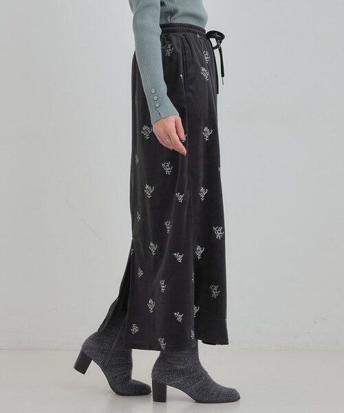 Cutie Blonde（キューティーブロンド）の「大人な小花柄が魅力の 刺繍ベロア調ナロースカート（スカート・レディース・ブラウン系その他/ブラック・01/02/03/04）」の13枚目の写真