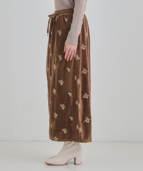 Cutie Blonde（キューティーブロンド）の「大人な小花柄が魅力の 刺繍ベロア調ナロースカート（スカート・レディース・ブラウン系その他/ブラック・01/02/03/04）」の5枚目の写真