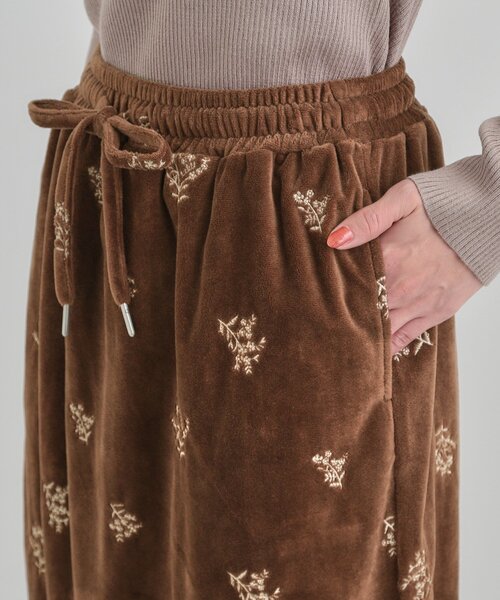 Cutie Blonde（キューティーブロンド）の「大人な小花柄が魅力の 刺繍ベロア調ナロースカート（スカート・レディース・ブラウン系その他/ブラック・01/02/03/04）」の8枚目の写真