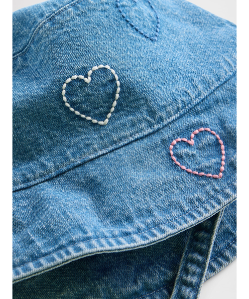 GAP（ギャップ）の「デニム ハート刺繍 バケットハット (ベビー)（ハット・キッズ・インディゴブルー・3-6M/6-12M/0-3M）」の2枚目の写真