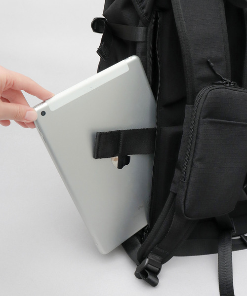 NAUTICA(ノーティカ)の「10ポケット 大容量 ミリタリー フラップトップ バックパック ミニポーチ付き A4・PC収納対応(バックパック/リュック・メンズ・ブラック・FREE)」の18枚目の写真