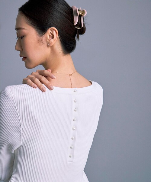 EFFE BEAMS(エッフェビームス)の「バック ボタン ニット ワンピース(ワンピース・レディース・オフホワイト/ブラック・ONE SIZE)」の17枚目の写真