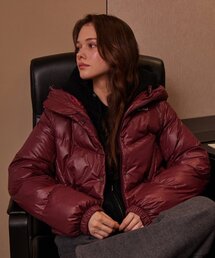 BELLOL（ベロエル）の「グロッシーロゴプファークロップパディングワイン（ダウンジャケット/コート）」