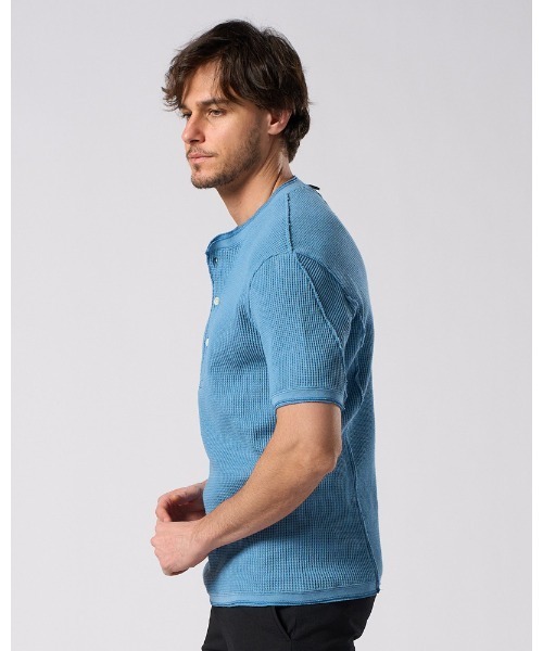 wjk（ダヴルジェイケイ）の「waffle henley S/S（Tシャツ/カットソー・メンズ・ブラック/ライトブルー/ホワイト・SMALL/MEDIUM/LARGE/X-LARGE）」の5枚目の写真