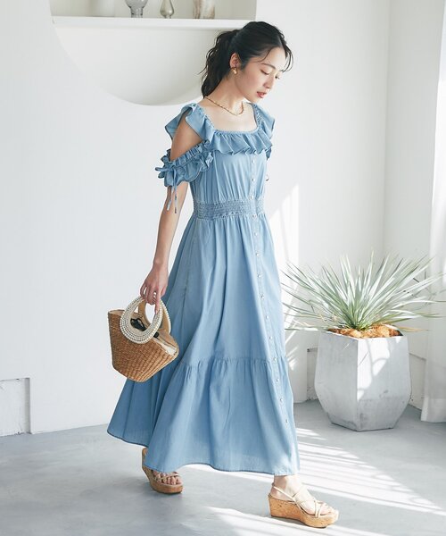 La boutique BonBon(ラブティックボンボン)の「【愛されモテワンピ】ライトデニムフリルトリムワンピース(ワンピース・レディース・ブルー/サックスブルー・PS/FREE)」の2枚目の写真