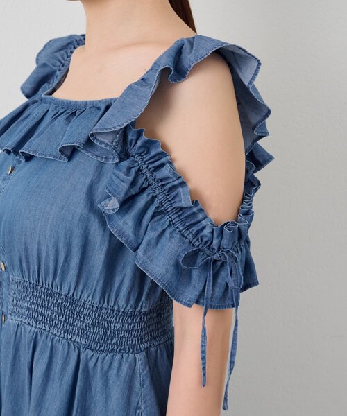 La boutique BonBon(ラブティックボンボン)の「【愛されモテワンピ】ライトデニムフリルトリムワンピース(ワンピース・レディース・ブルー/サックスブルー・PS/FREE)」の5枚目の写真