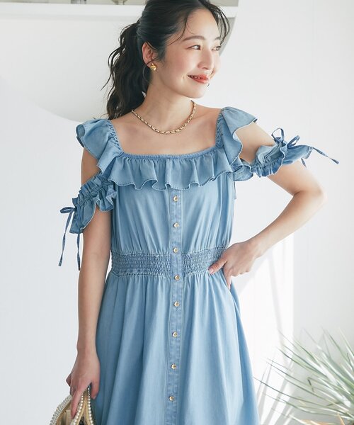 La boutique BonBon(ラブティックボンボン)の「【愛されモテワンピ】ライトデニムフリルトリムワンピース(ワンピース・レディース・ブルー/サックスブルー・PS/FREE)」の20枚目の写真