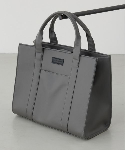 AZUL by moussy（アズールバイマウジー）の「合皮スクエアミドルバッグ（ハンドバッグ・メンズ・グレー/ブラック・FREE）」の2枚目の写真