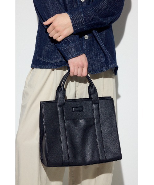 AZUL by moussy（アズールバイマウジー）の「合皮スクエアミドルバッグ（ハンドバッグ・メンズ・グレー/ブラック・FREE）」の4枚目の写真