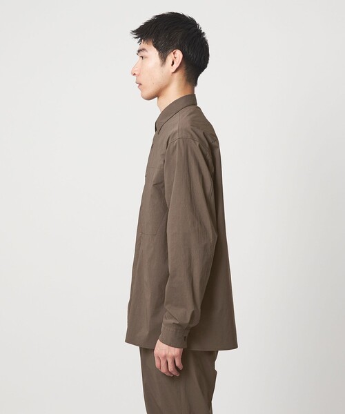 green label relaxing（グリーンレーベルリラクシング）の「WONDER CLOTH ボックス シルエット 長袖 シャツ -ストレッチ・接触冷感・吸水速乾-（シャツ/ブラウス・メンズ・モカ/ダークグレー/ブラック・XL/L/M/S）」の16枚目の写真
