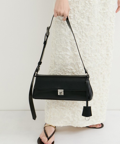 le cercle ADAM ET ROPE'(ルセルクルアダムエロペ)の「【George Cinq(ジョルジュサンク)】CYLINDER BAG / WEB限定(ショルダーバッグ・レディース・ブラック/キャメル・FREE)」の2枚目の写真