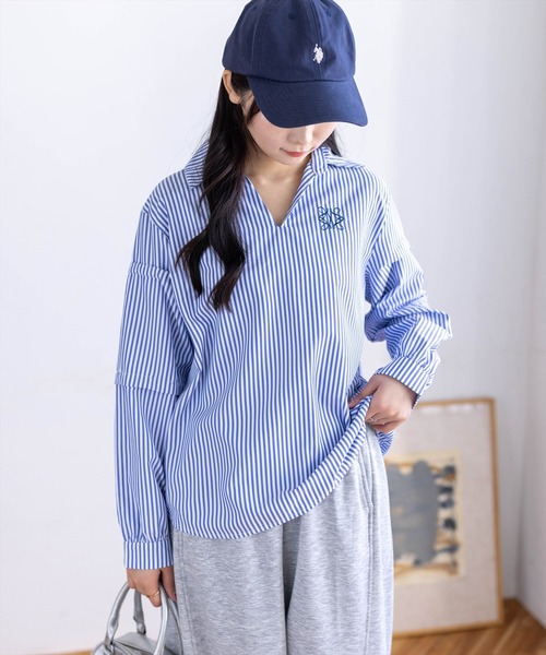 CLEAR BASIC（クリアベーシック）の「ワンポイント刺繍袖タックストライプシャツ[オフィスカジュアル 着回し抜群 大人]≪新作≫（シャツ/ブラウス・レディース・ミント/グレー/ブルー/キャメル・F）」の3枚目の写真