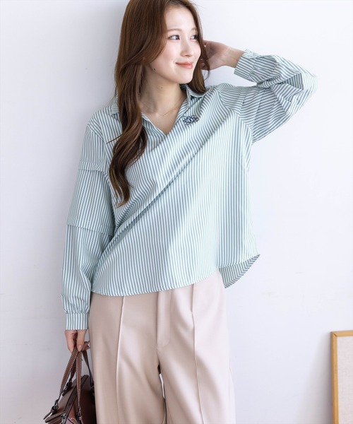 CLEAR BASIC（クリアベーシック）の「ワンポイント刺繍袖タックストライプシャツ[オフィスカジュアル 着回し抜群 大人]≪新作≫（シャツ/ブラウス・レディース・ミント/グレー/ブルー/キャメル・F）」の2枚目の写真