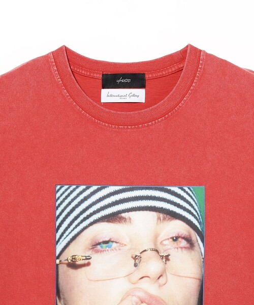 International Gallery BEAMS（インターナショナルギャラリービームス）の「【別注】U/MUSIC × IG / BILLIE EILISH グラフィック Tシャツ RED（Tシャツ/カットソー・メンズ・レッド・LARGE/MEDIUM/SMALL/X-LARGE）」の3枚目の写真