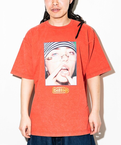International Gallery BEAMS（インターナショナルギャラリービームス）の「【別注】U/MUSIC × IG / BILLIE EILISH グラフィック Tシャツ RED（Tシャツ/カットソー・メンズ・レッド・LARGE/MEDIUM/SMALL/X-LARGE）」の7枚目の写真