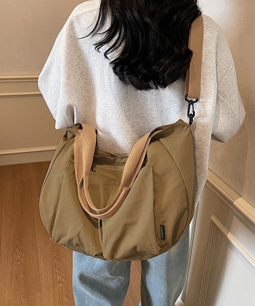 Miniministore(ミニミニストア)の「ナイロンショルダーバッグ大容量トート軽量(トートバッグ・レディース・ブラック/アイボリー/カーキ/キャメル・FREE)」の1枚目の写真