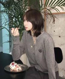 CHICKS（チックス）の「MVK ハートステッチミニVネックニット グレー（ニット/セーター）」