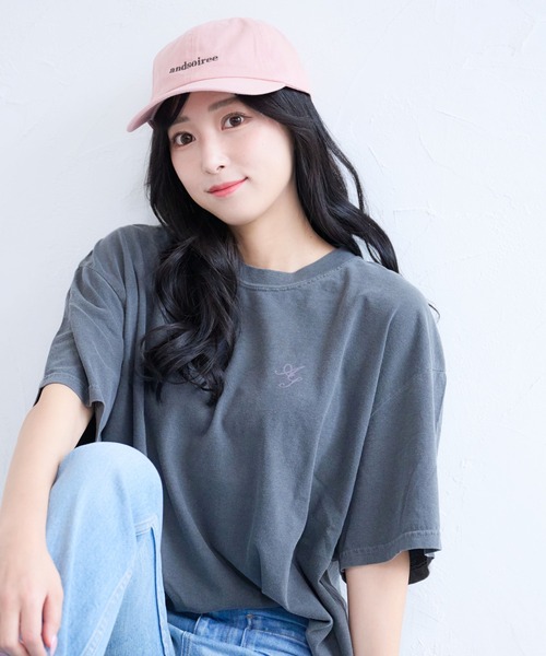 Bonjour Sagan(ボンジュールサガン)の「【&soiree】ピグメントプリントTシャツ(メッセージロゴ)(Tシャツ/カットソー・レディース・ブルー/アイボリー/ブラック・MEDIUM/FREE)」の2枚目の写真