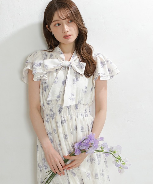 ASTORIA ODIER(アストリアオディール)の「花柄リボンタイワンピース(ワンピース・レディース・ベージュ/ラベンダー・SMALL/MEDIUM)」の1枚目の写真