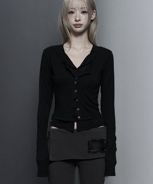 ETRE AU SOMMET（エトレオソメ）の「U-Neck Double Button layered Cardigan (Black)（カーディガン/ボレロ・レディース・ブラック・FREE）」の4枚目の写真