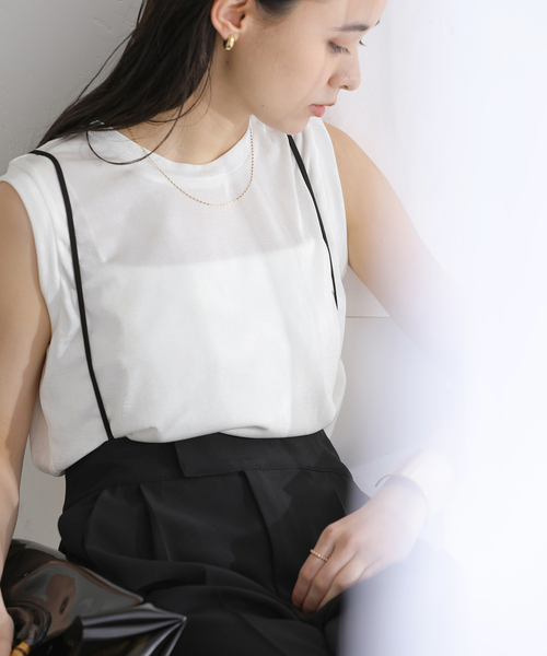 La TOTALITE(ラトータリテ)の「【洗える】シャイニーノースリーブトップス(Tシャツ/カットソー・レディース・ブラック/ホワイト/ベージュ・FREE)」の2枚目の写真