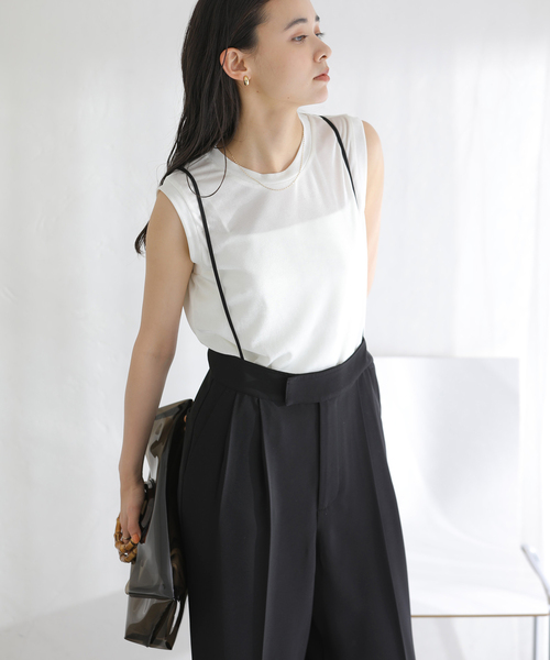 La TOTALITE(ラトータリテ)の「【洗える】シャイニーノースリーブトップス(Tシャツ/カットソー・レディース・ブラック/ホワイト/ベージュ・FREE)」の13枚目の写真