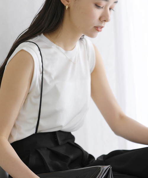La TOTALITE(ラトータリテ)の「【洗える】シャイニーノースリーブトップス(Tシャツ/カットソー・レディース・ブラック/ホワイト/ベージュ・FREE)」の15枚目の写真