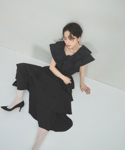 ARVELLIA(アルベリア)の「PINTUCK RUFFLE BLOUSE(シャツ/ブラウス・レディース・ホワイト/ブラック・M)」の3枚目の写真