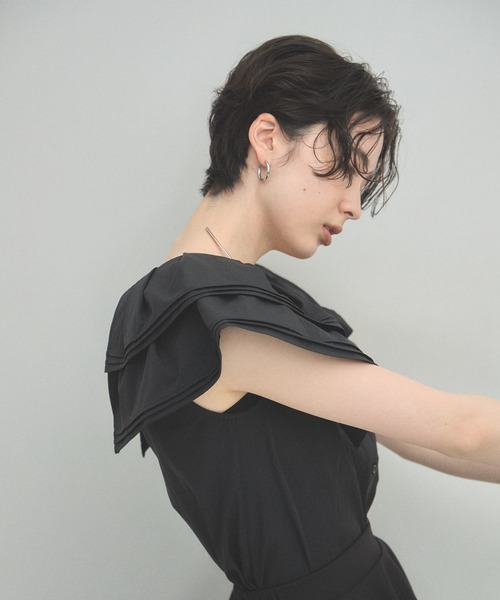 ARVELLIA(アルベリア)の「PINTUCK RUFFLE BLOUSE(シャツ/ブラウス・レディース・ホワイト/ブラック・M)」の13枚目の写真